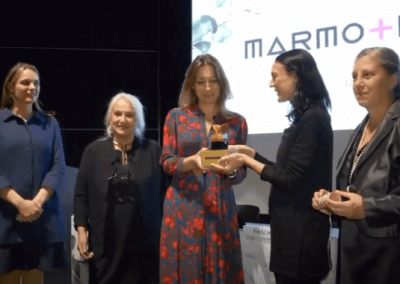 La Presidente Tiziana Scaciga a Laura Fiaschi consegna il premio: special edition Profumo Rosso Verona con il tappo scultura "A cuore aperto" di Piera Legnaghi.