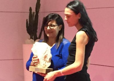 La Presidente Tiziana Scaciga premia Anna Carulli.