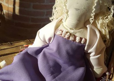 Olimpia, vestita con tessuti di marmo (Veromarmo - Fili Pari) per il progetto "Artisti per la Pigotta" dell'Unicef.