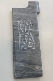 l'opera "Evocazioni" in Marmo Bardiglio Cappella realizzata dal Magister Commacino Frans Ferzini per Cristina Morbi, Donna del marmo 2025.